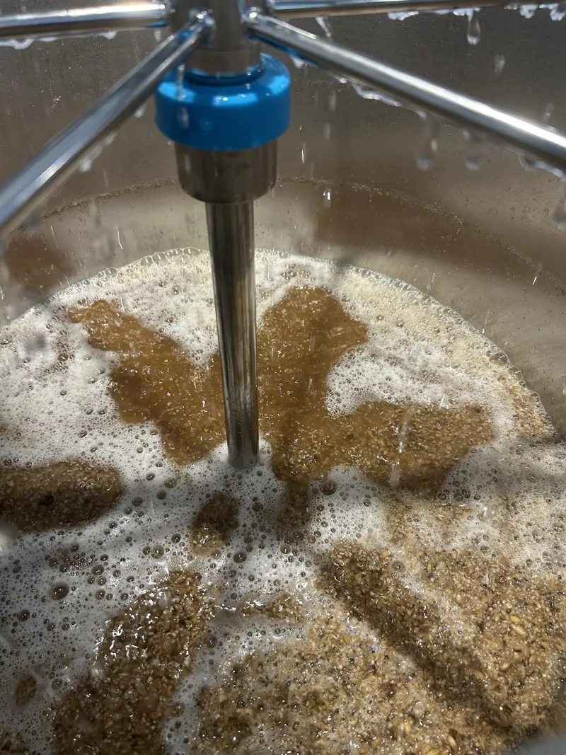 L'eau chaude ruisselle sur le grain pour en tirer tous les sucres.